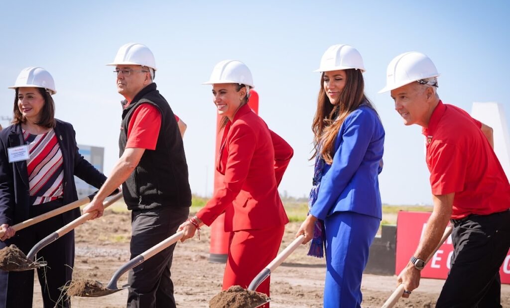 Libia Dennise y Ale Gutiérrez colocan la primera piedra de una nueva empresa en León Libia Dennise y Ale Gutiérrez reconocieron la importancia que esta inversión llegue a Guanajuato para seguir impulsando su desarrollo.