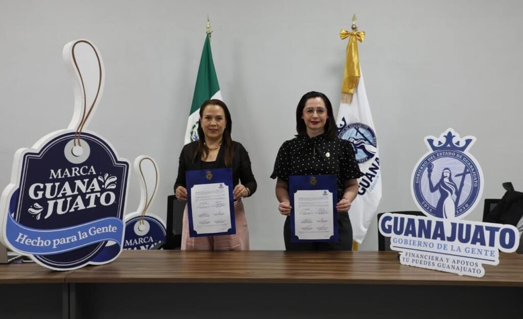Cristina Villaseñor Aguilar e Ivon Padilla Hernández firman convenio de colaboración para que pequeñas y medianas empresas tengan acceso a un crédito social.
