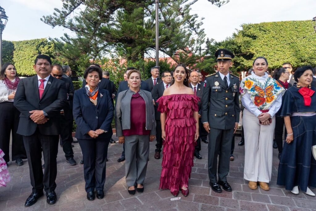 Conmemora en Pénjamo con desfile el 216 aniversario de la Independencia de México Yozajamby Molina estuvo acompañada en este acto, por integrantes de su Ayuntamiento, así como de ciudadanos y estudiantes.