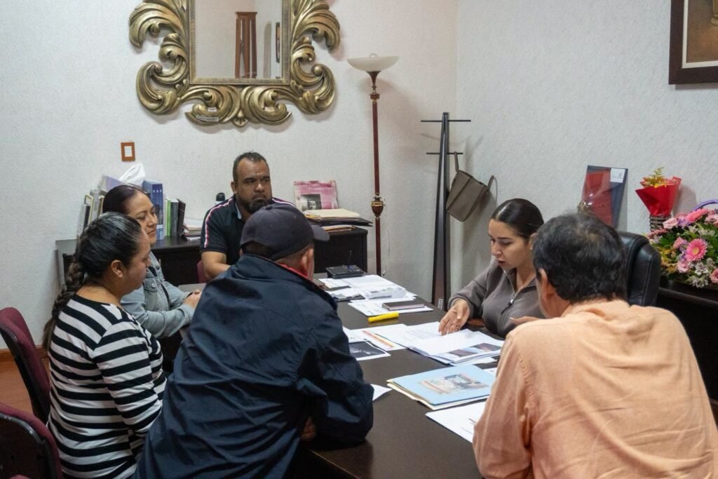 Yozajamby Molina escucha de cerca a la gente de Pénjamo Yozajamby Molina escuchó y atendió a la ciudadanía de Pénjamo, quienes compartieron sus necesidades e inquietudes.