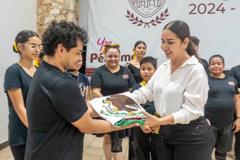 Yozajamby Molina abandera al Ballet Folklórico Netotiliztli; irá a Ecuador Yozajamby Molina abanderó a las y los integrantes del Ballet Folklórico Netotiliztli de Pénjamo, quienes participarán en un evento internacional.
