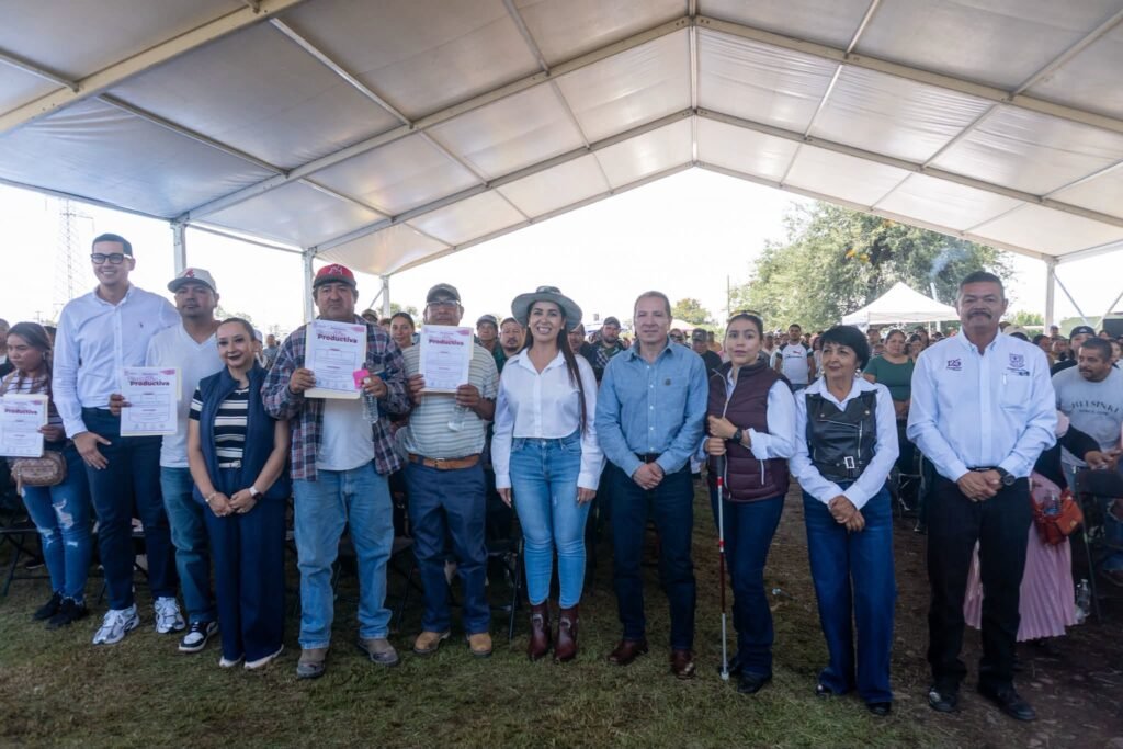 Yozajamby Molina entrega apoyos a ciudadanos de Pénjamo Yozajamby Molina resaltó la suma de esfuerzos en esta entrega de apoyos que beneficia a cientos de familias de Pénjamo.