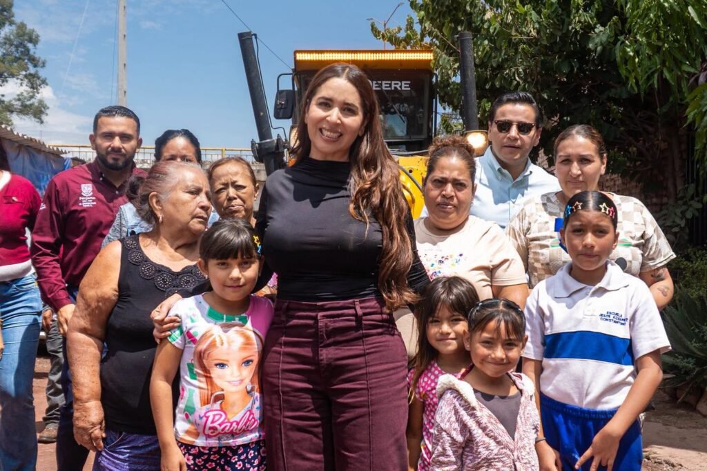 Yozajamby Molina entrega apoyos en Santa Ana Pacueco, Pénjamo Yozajamby Molina celebró el Día de Pueblo hasta la Margen del Río, donde atendió a la ciudadanía y acercó varios servicios.