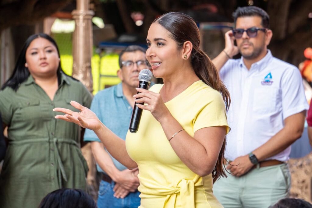 Yozajamby Molina entrega calzado deportivo escolar en Pénjamo Yozajamby Molina hizo entrega de estos tenis deportivos a cientos de niñas y niños de Pénjamo.