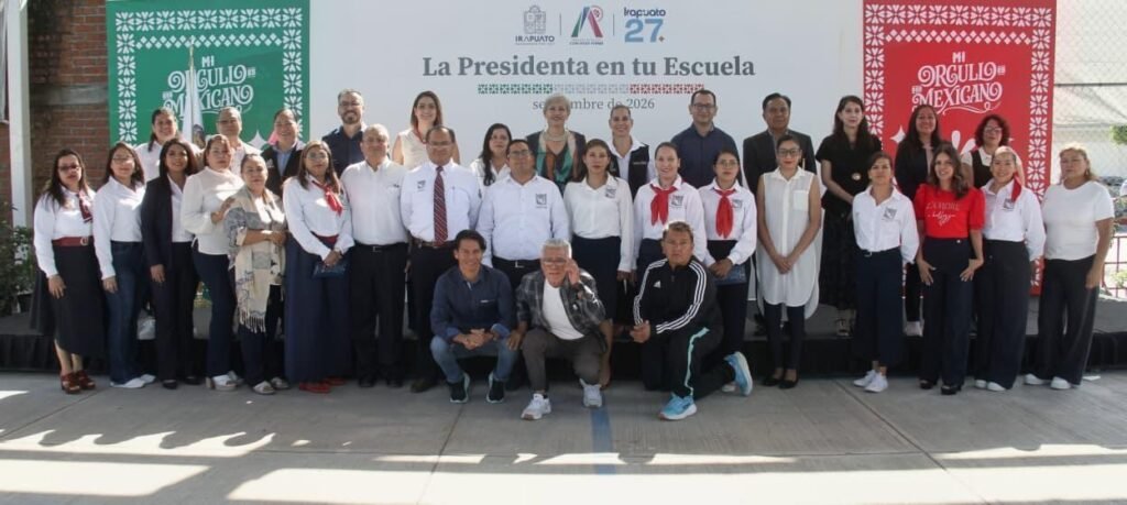 Lorena Alfaro hizo entrega de impermeabilizante para proteger las aulas y las instalaciones de la escuela durante la actual temporada de lluvias.