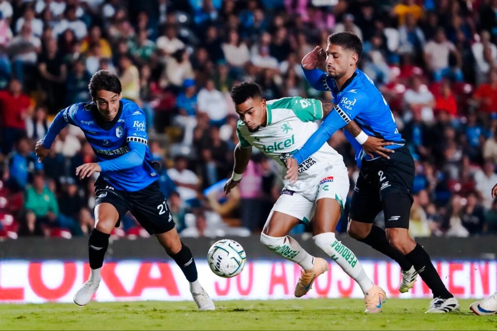 Querétaro y León, reparten puntos El Club León comienza ganando el partido y no pudo mantener el marcador, por lo que termina Querétaro empatándolo.