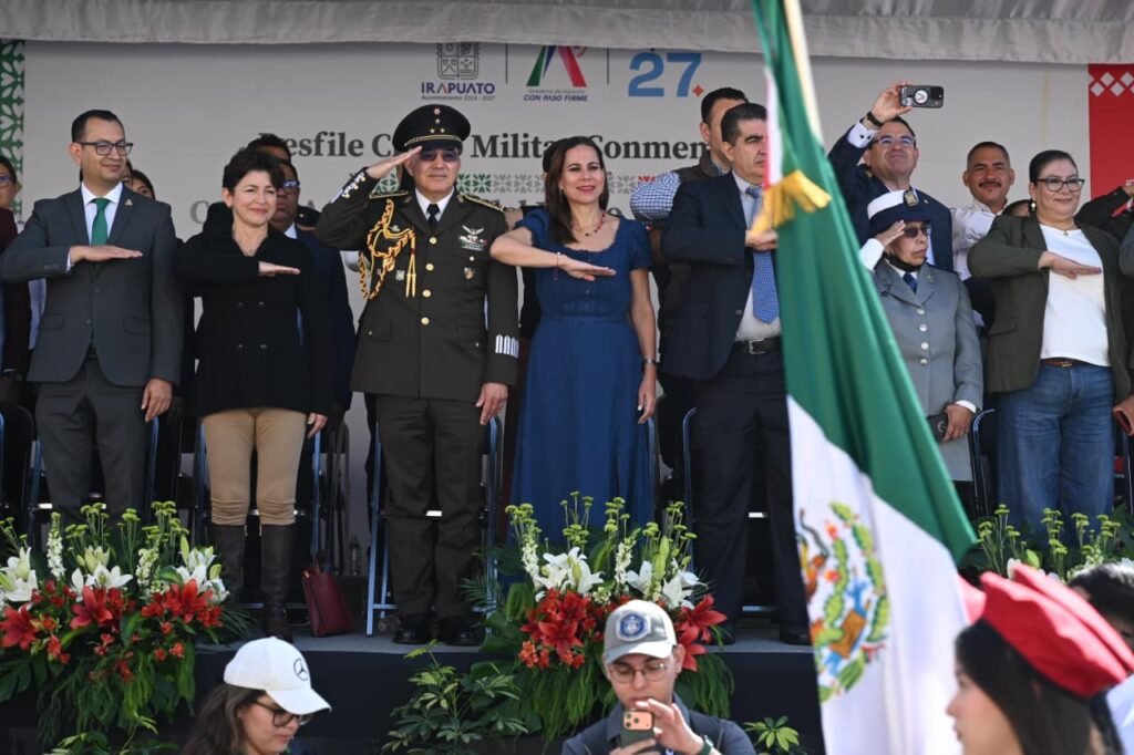 Irapuatenses disfrutan del desfile 216 aniversario de la Independencia de México Lorena Alfaro en compañía de autoridades del Gobierno de la Gente y de Seguridad fueron testigos de esta edición del desfile.