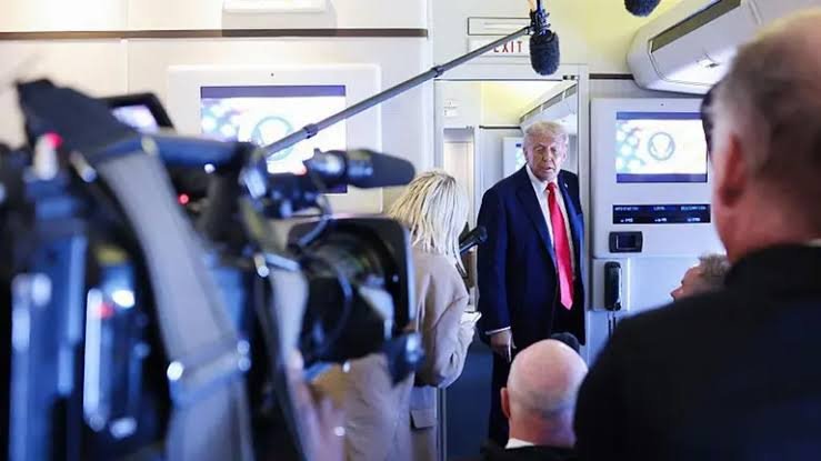 ¡Lo bloquean! Principales televisoras de EU suspenden cobertura a Donald Trump Varias cadenas de televisión de Estados Unidos, han decidido no transmitir eventos o ruedas de prensa de Donald Trump.