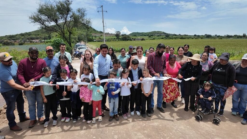 Adolfo Alfaro entrega obra en San José de Solís, en Manuel Doblado Adolfo Alfaro destacó ante los habitantes de esta zona de Manuel Doblado, la importancia de impulsar el desarrollo de la región.