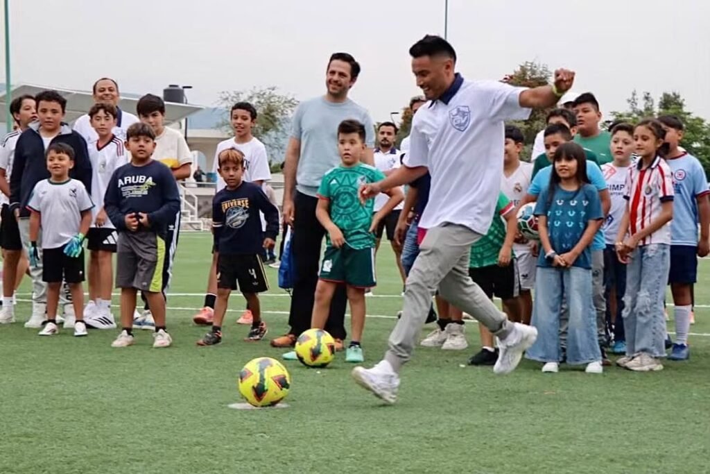 Chelis Oliveros y José Juan “Gallito” Vázquez dieron la patada de arranque en esta escuela de futbol que busca brindar un espacio para el deporte.