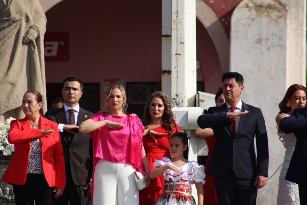 Adolfo Alfaro, integrantes del Ayuntamiento y ciudadanos reconocieron a quienes participaron en este desfile.