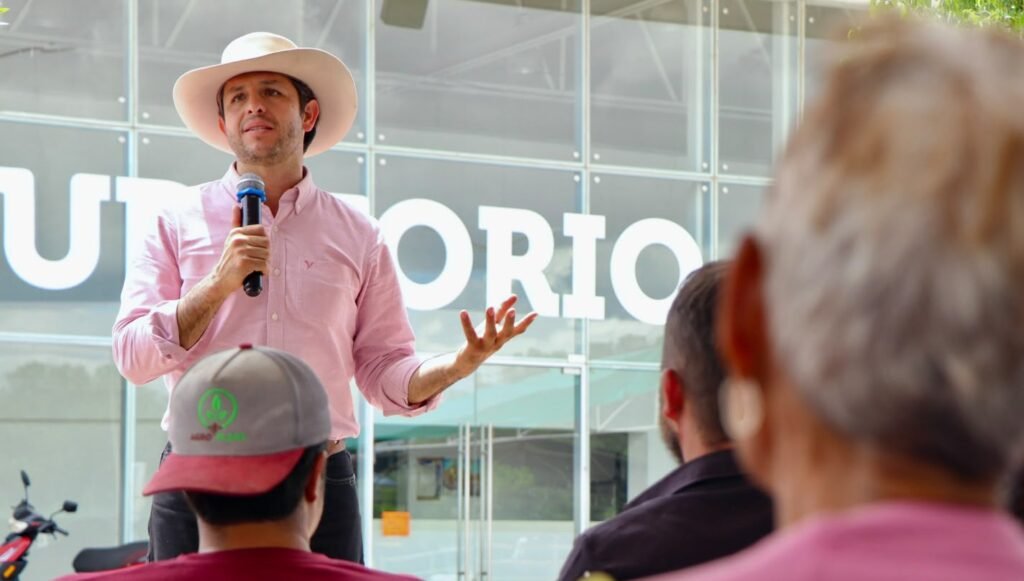 Chelis Oliveros entrega 214 apoyos productivos a familias de Apaseo el Grande Chelis Oliveros en compañía de autoridades del Estado y ciudadanos, reconoció la importancia de este tipo de apoyos.