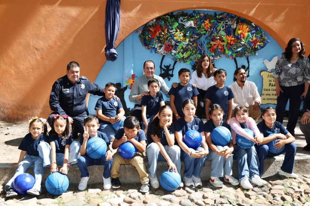 En Dolores Hidalgo, promueve la prevención del delito en la niñez y juventud Adrián Hernández Alejandri en compañía de autoridades de Dolores Hidalgo, conmemoraron el Día Internacional de la Paz.