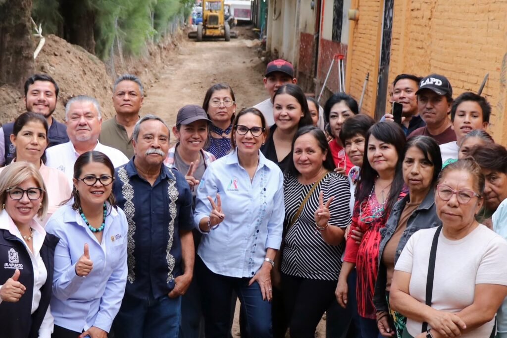 Arranca obras de pavimentación en varias zonas de Irapuato Lorena Alfaro visitó estas dos zonas de Irapuato, donde dio el banderazo al arranque de obras.