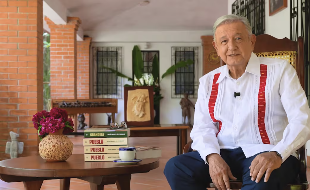 Pese a situación en el País, AMLO reaparece con nuevo libro; se lo dedica a Sheinbaum El expresidente de México anuncia un nuevo libro que se lo dedica a Claudia Sheinbaum, pero deja de lado las problemáticas que vive el país.