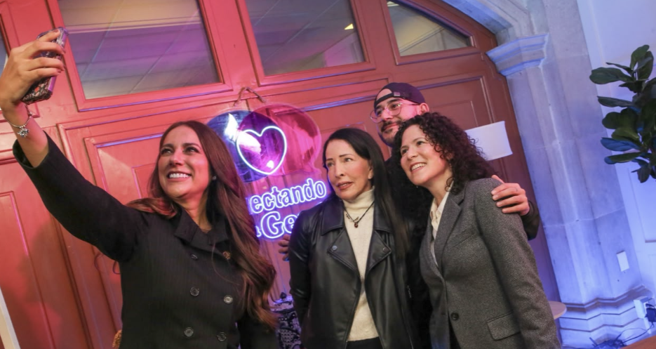 Libia Dennise impulsa el talento de artistas de Guanajuato en el FIC Libia Dennise estuvo acompañada en esta emisión por Lizeth Galván Cortés, Lola Lince y Andrés Gutiérrez.