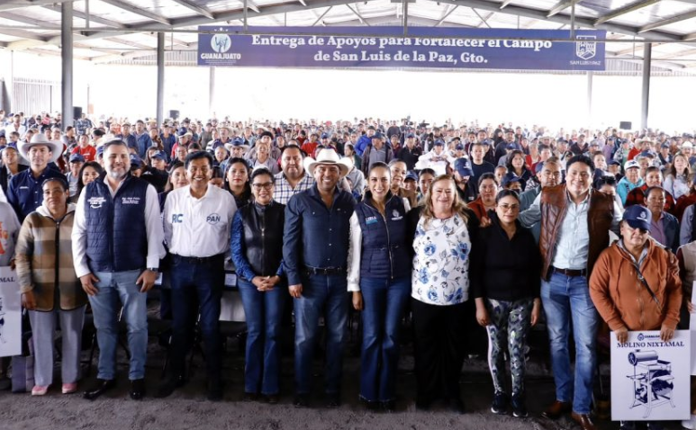 Libia Dennise lleva apoyos al campo y obras para las familias en San Luis de la Paz Libia Dennise, recorrió San Luis de la Paz para entregar apoyos productivos, espacios deportivos y dar seguimiento a obras de infraestructura.