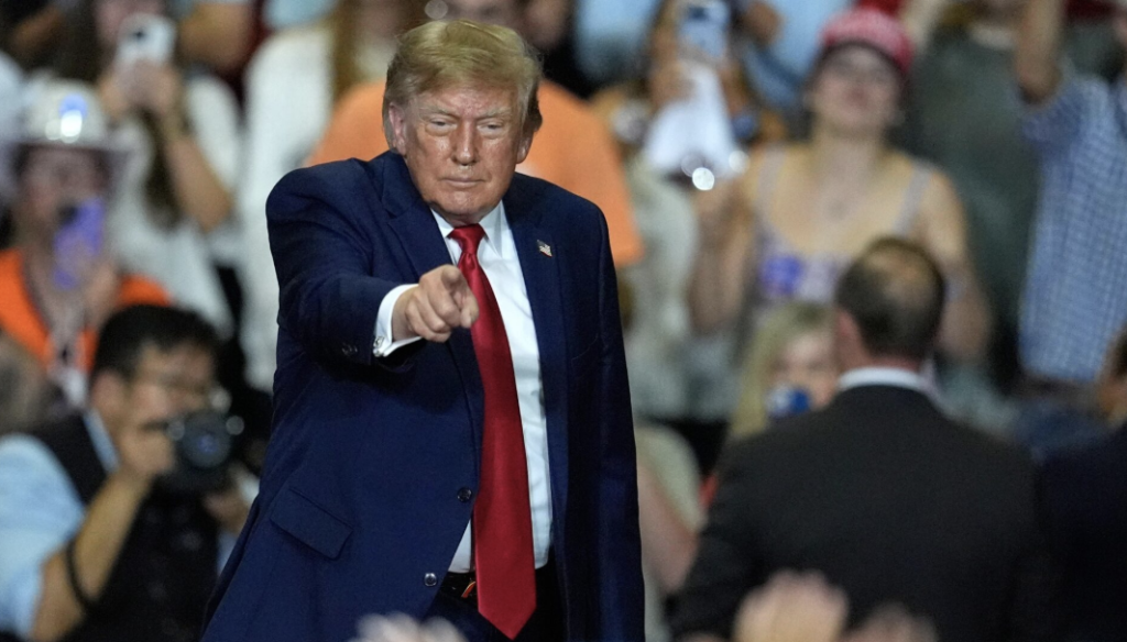 En pleno mitin, Donald Trump cuestionó como Claudia Sheinbaum pasó de practicar ballet a presidenta de México, dudando de su preparación.
