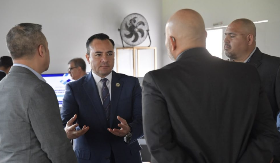Hacen equipo para impulsar la industria automotriz en Guanajuato En el Simposio, Juan Mauro González reiteró el compromiso del Gobierno de la Gente en sumar esfuerzos a favor del sector automotriz.