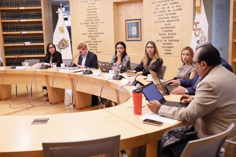 Analizan propuestas para ampliar licencias de paternidad La Comisión de Gobernación y Puntos Constitucionales reconoció en la sesión la importancia de que ambos padres están para las niñas y niños.