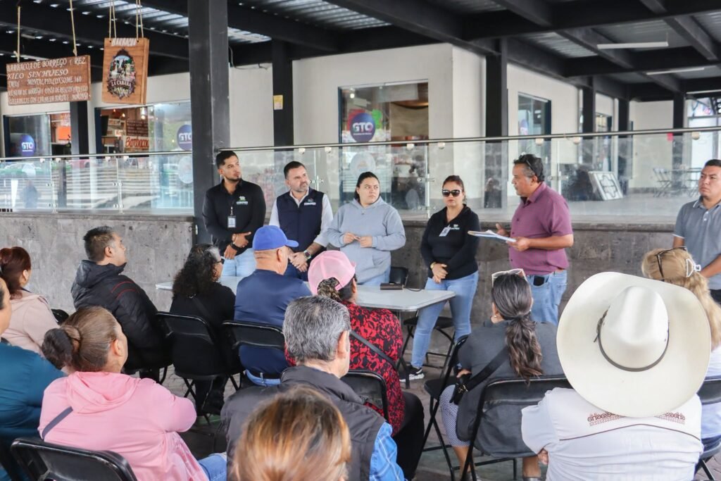 Luis Fernando trabaja de cerca con los comerciantes de Coroneo Luis Fernando Velázquez reiteró su compromiso ante comerciantes de seguir impulsando el desarrollo de Coroneo.