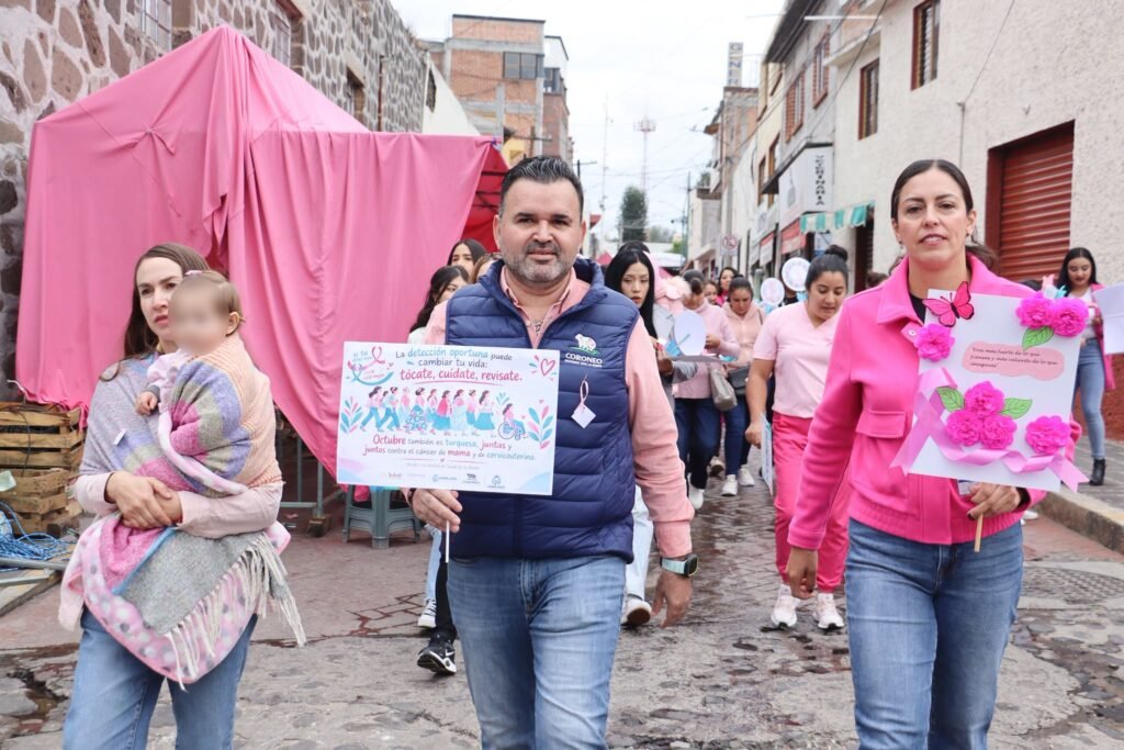 Luis Fernando Velázquez Esquivel, participó en la caminata en compañía de los integrantes del Ayuntamiento.
