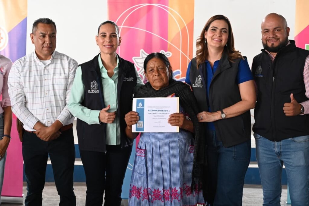 Lorena Alfaro, en compañía de Valeria Alfaro encabezaron la clausura de los talleres y actividades del programa “Redes de Paz”.