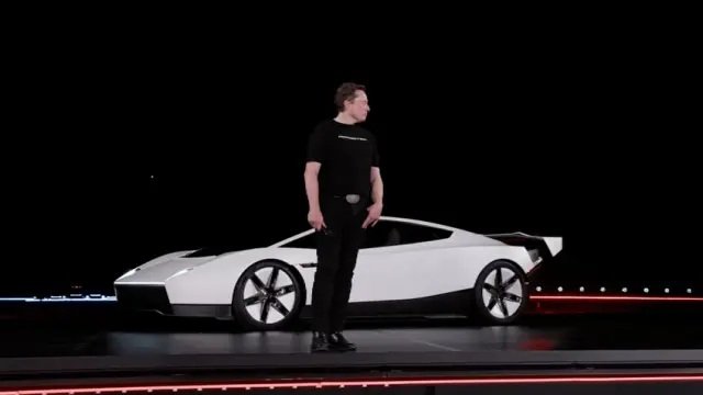Elon Musk afirma que su auto volador tiene detalles a mejorar Elon Musk robó las miradas de todo el mundo con la presentación de su Tesla 'volador', el cual afirma, tiene detalles a mejorar.