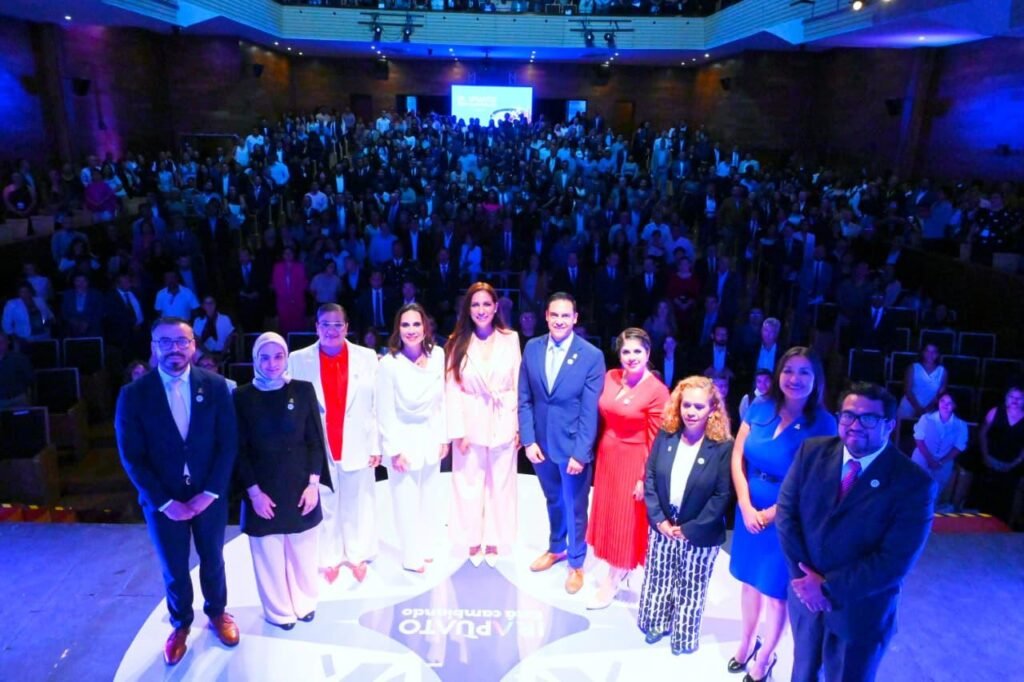 Lorena Alfaro reitera su compromiso con Irapuato en su Segundo Informe Lorena Alfaro rindió su segundo informe de Gobierno, donde estuvo acompañada por Libia Dennise, quien reiteró su compromiso con la ciudadanía.