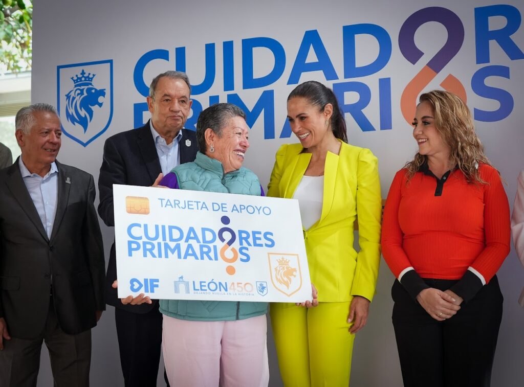 Ale Gutiérrez reconoce a quienes ayudan a cuidar de la vida Ale Gutiérrez hizo entrega de apoyos a 100 personas cuidadoras tras finalizar los talleres impartidos por el DIF León.