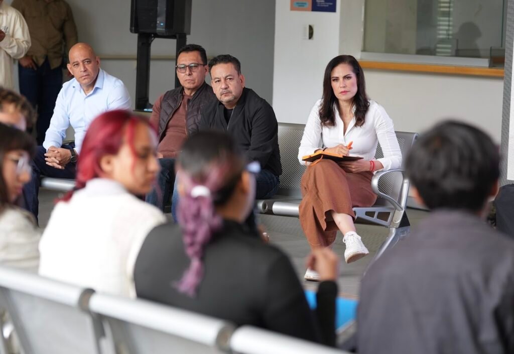 Ale Gutiérrez escucha y atiende a la comunidad estudiantil de León Ale Gutiérrez sostuvo un encuentro con la comunidad estudiantil para atender sus inquietudes y establecer mesas de diálogo permanentes.
