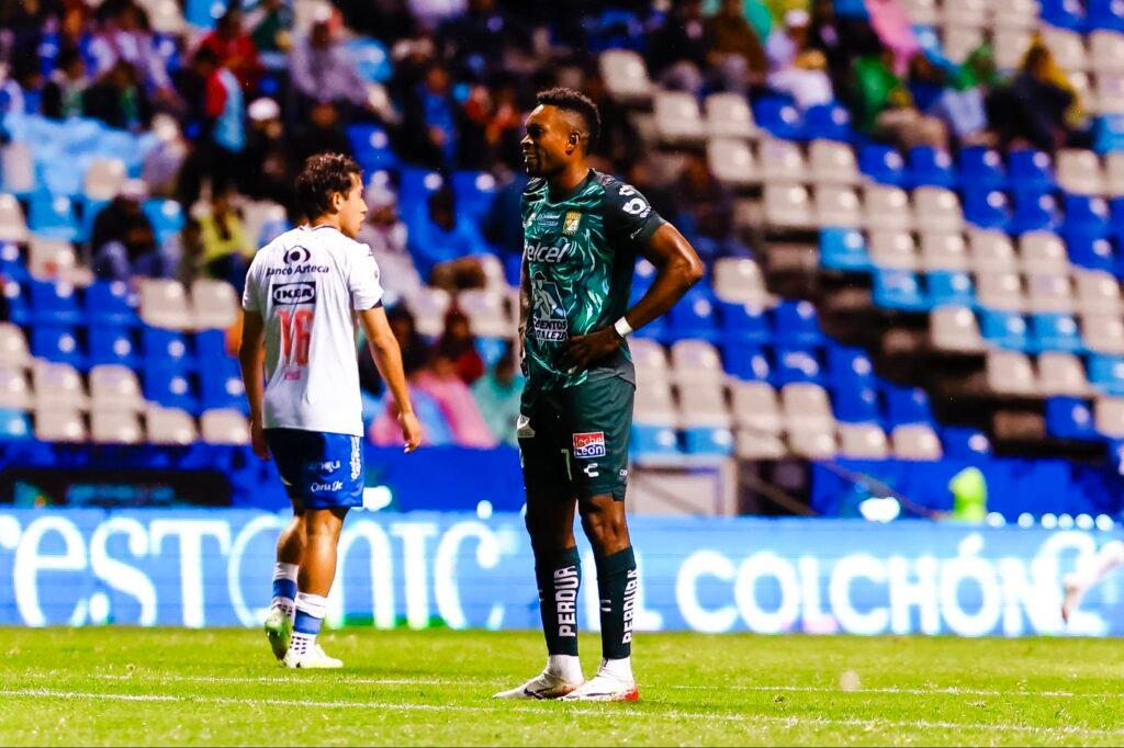 El Club León dejó ir tres valiosos puntos ante Puebla y terminó empatando el juego. Tigres vence al Toluca en el volcán.