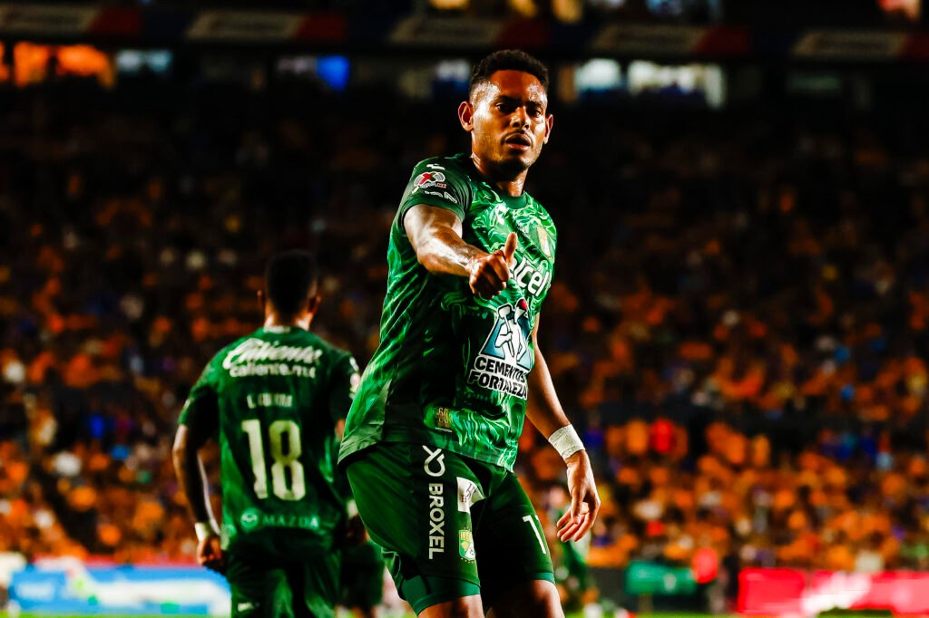 Los Esmeraldas de León vencieron por 2 goles a 0 a unos Tigres que no pudieron aprovechar su localia.