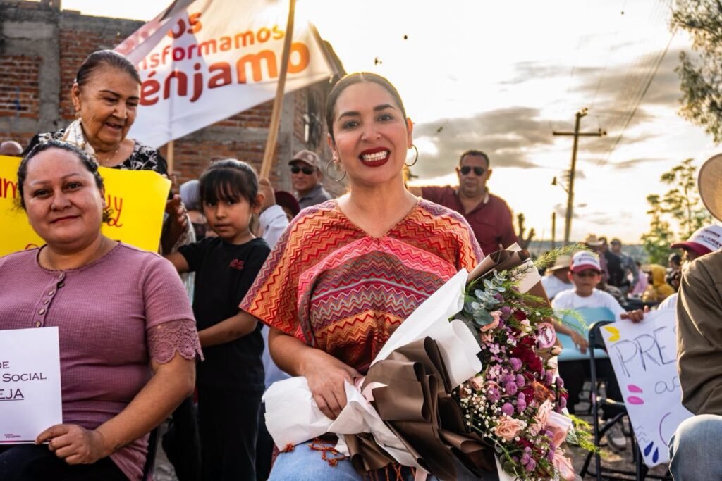 Yozajamby Molina impulsa obras en La Madeja, en Pénjamo Yozajamby Molina dio el banderazo al arranque de estas obras, además de atender a la ciudadanía.