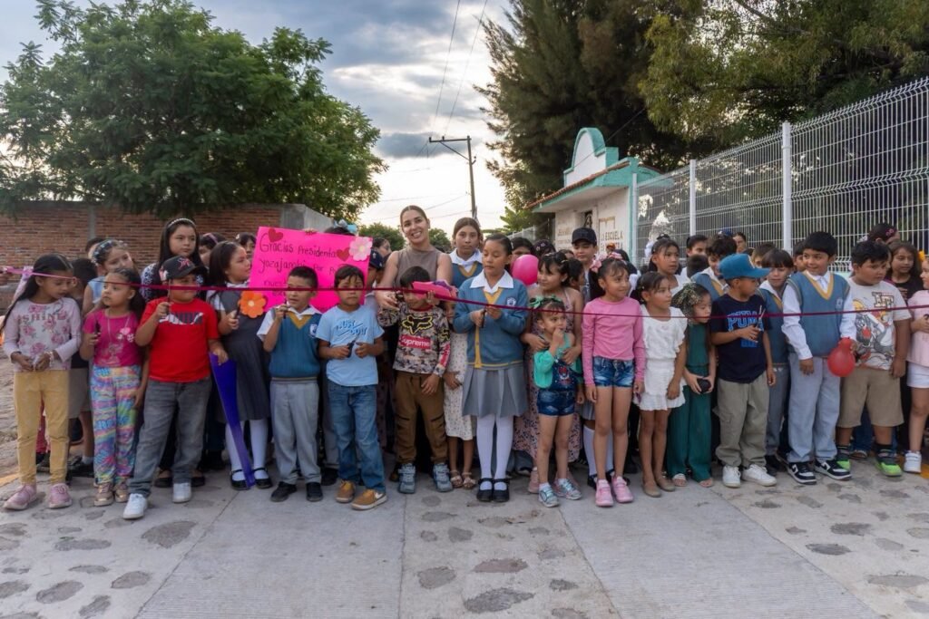 Yozajamby Molina fue la encargada de inaugurar este obra que beneficia a decenas de familias de Aratzipu, en Pénjamo.