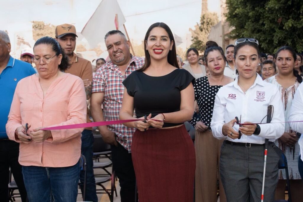 En Pénjamo, Yozajamby Molina mejora vialidad en la colonia 10 de Abril Durante la entrega de obra, Yozajamby Molina reiteró su compromiso de seguir trabajando por la ciudadanía de Pénjamo.