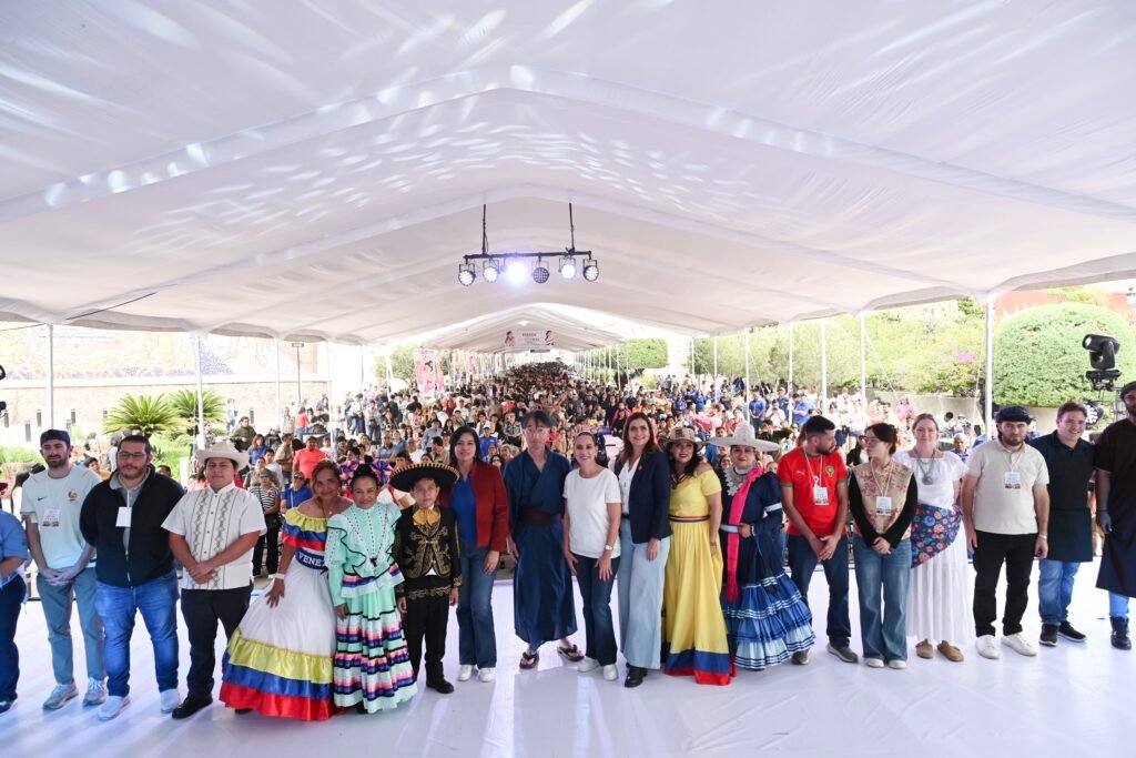 Disfrutan una edición más de la Fiesta de las Culturas en Irapuato Lorena Alfaro y Valeria Alfaro reconocieron a quienes hicieron posible esta Fiesta de las Culturas en Irapuato.