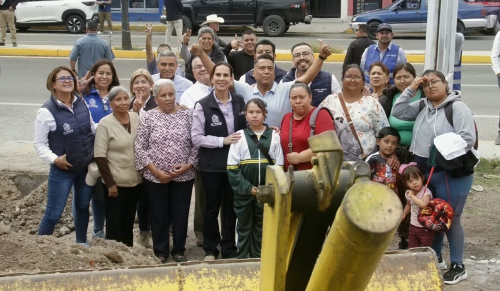 Lorena Alfaro supervisa obras en colonias de Irapuato Lorena Alfaro recorrió las obras junto a vecinas y vecinos, así como integrantes del Ayuntamiento y Directores de área.