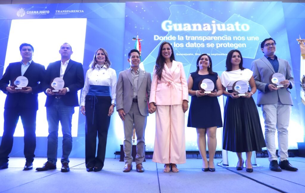 Libia Dennise hizo entrega del reconocimiento al Presidente del Consejo Consultivo del Sistema DIF Estatal, Juan Carlos Montesinos Carranza.