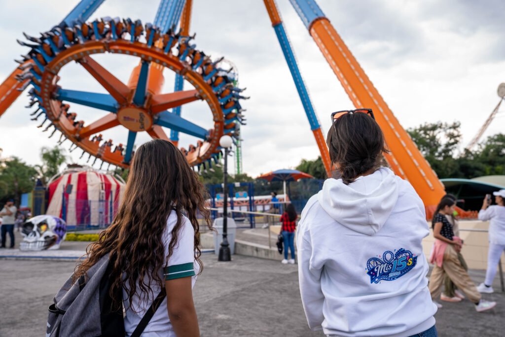 Voluntariado de la Gente festeja los 15 años de 41 adolescentes en Six Flags Integrantes del Voluntariado escucharon las propuestas de los jóvenes para diseñar una celebración diferente, llena de diversión, convivencia y experiencias compartidas.