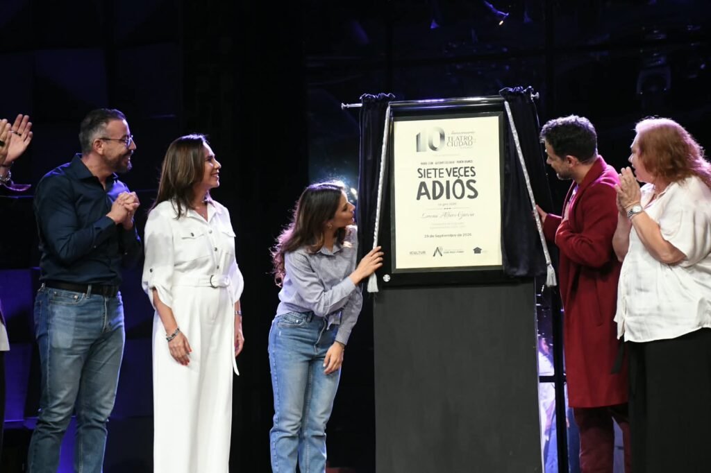 Lorena Alfaro, encabezó los festejos del aniversario del Teatro de la Ciudad, en compañía de autoridades del arte y de artistas.