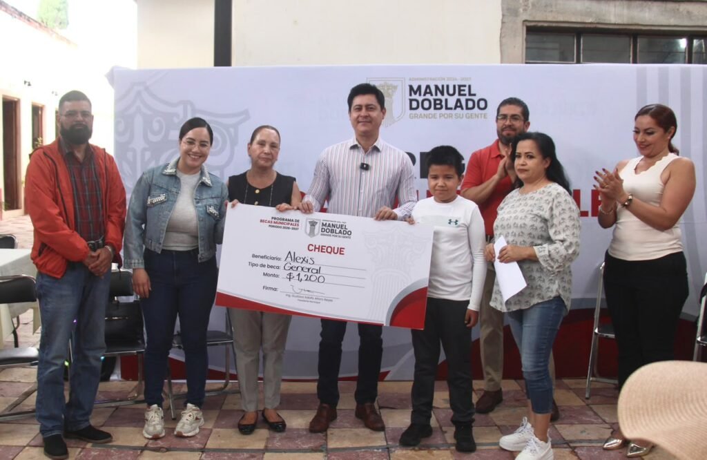 Adolfo Alfaro reitera su compromiso con la educación en Manuel Doblado Adolfo Alfaro encabezó la entrega de becas a estudiantes ante la presencia de integrantes del Ayuntamiento y familias de Manuel Doblado.