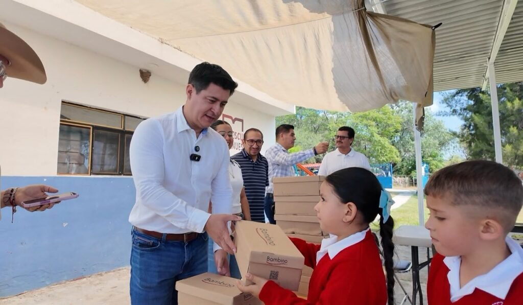 Adolfo Alfaro y personal del DIF Municipal, así como del Ayuntamiento se sumaron a esta entrega de apoyos a niñas y niños.
