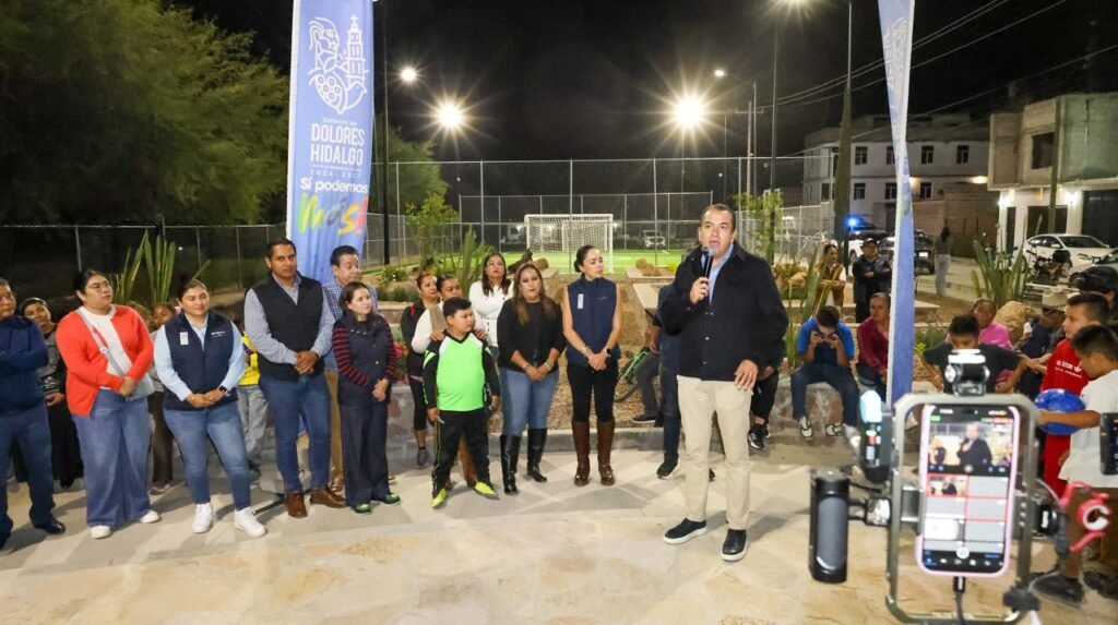 Adrián Hernández Alejandri y su esposa, Michel Reyes fueron los encargados de entregar esta obra a los habitantes de El Jardín.