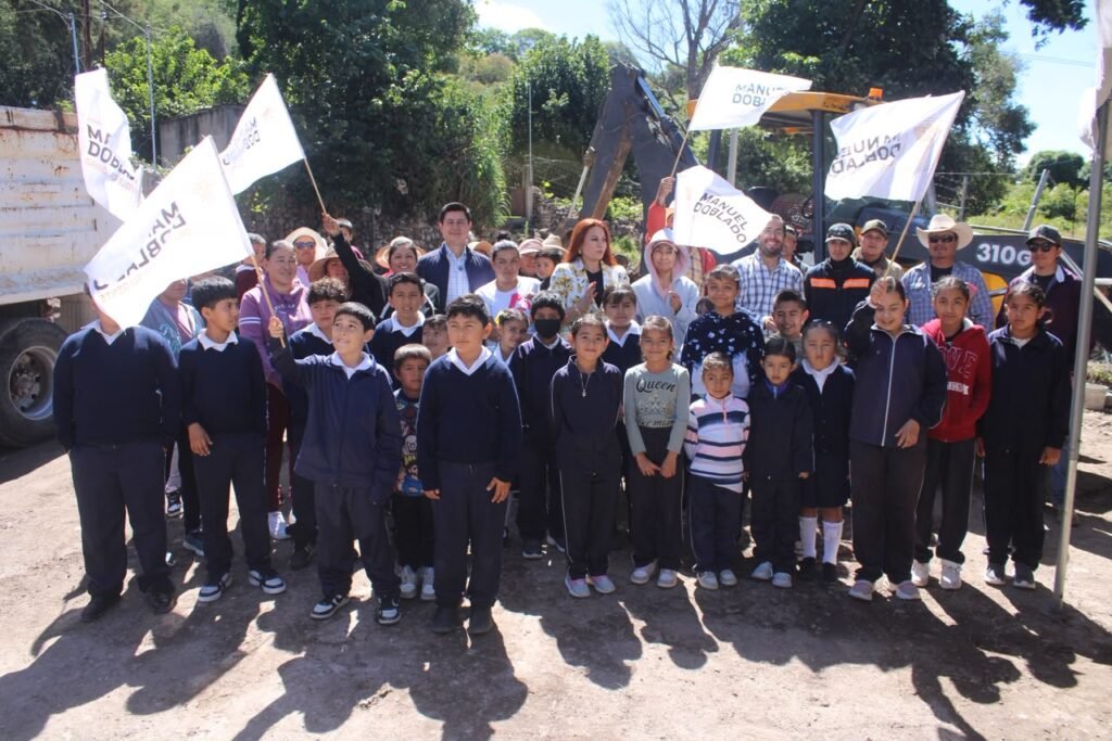 Adolfo Alfaro dio el banderazo a los trabajos para la rehabilitación del espacio frente a escuela en Manuel Doblado.